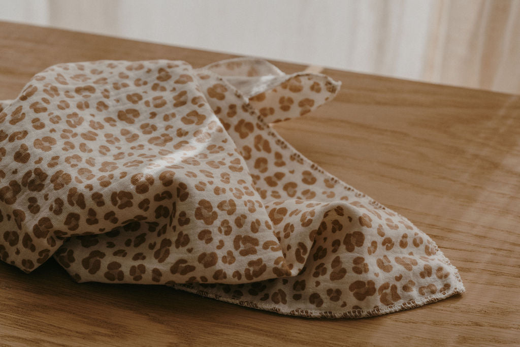 PIERROT, le foulard (double gaze "léopard latte")