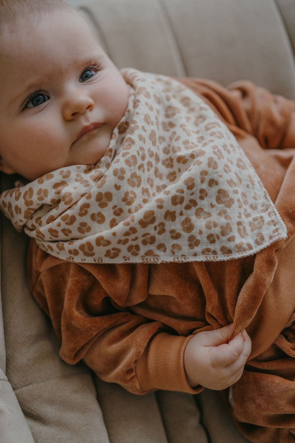PIERROT, le foulard (double gaze "léopard latte")
