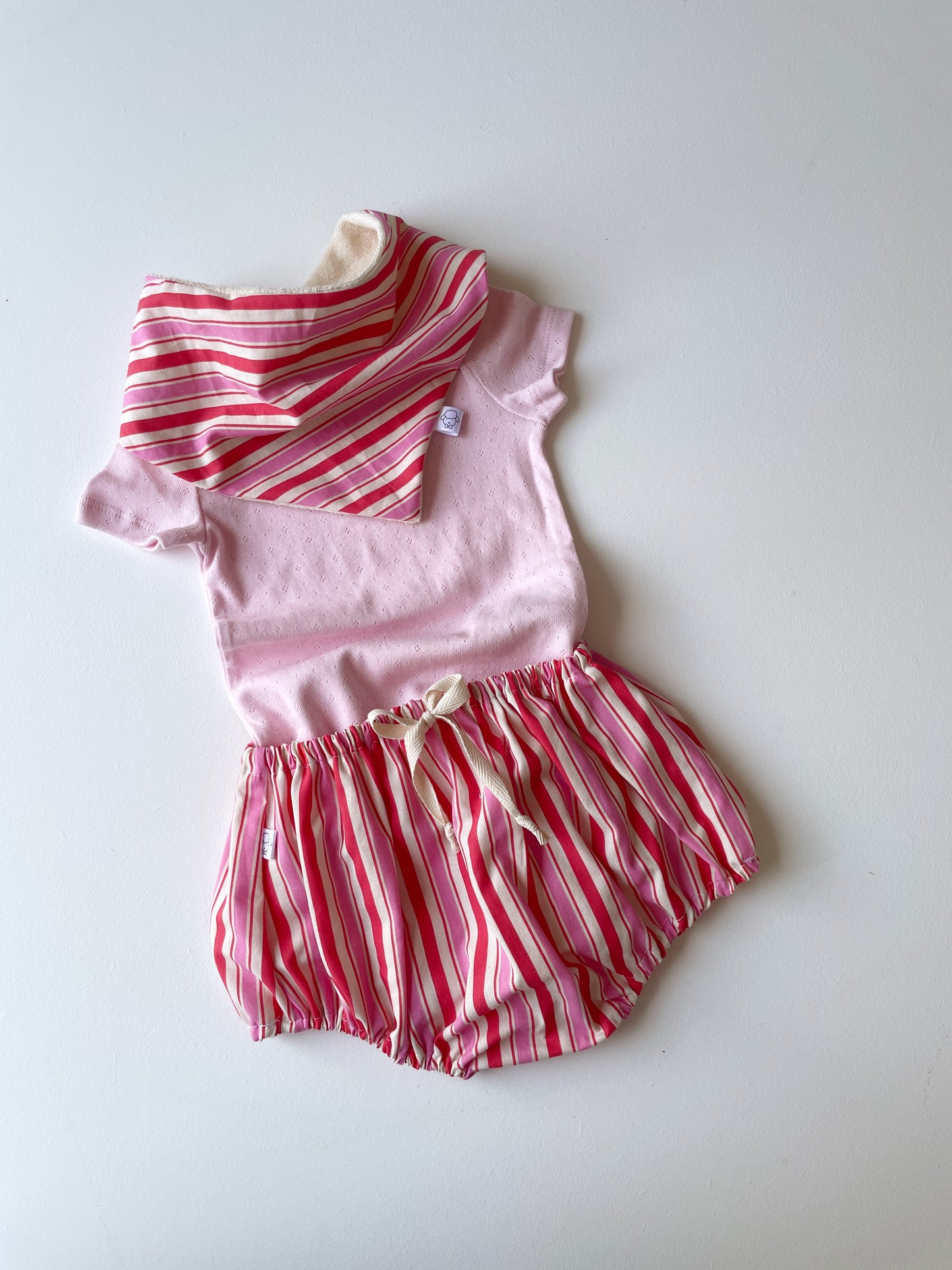 Marcel, le bavoir bandana bébé (0-2 ans) "Rayé Rose Rouge"