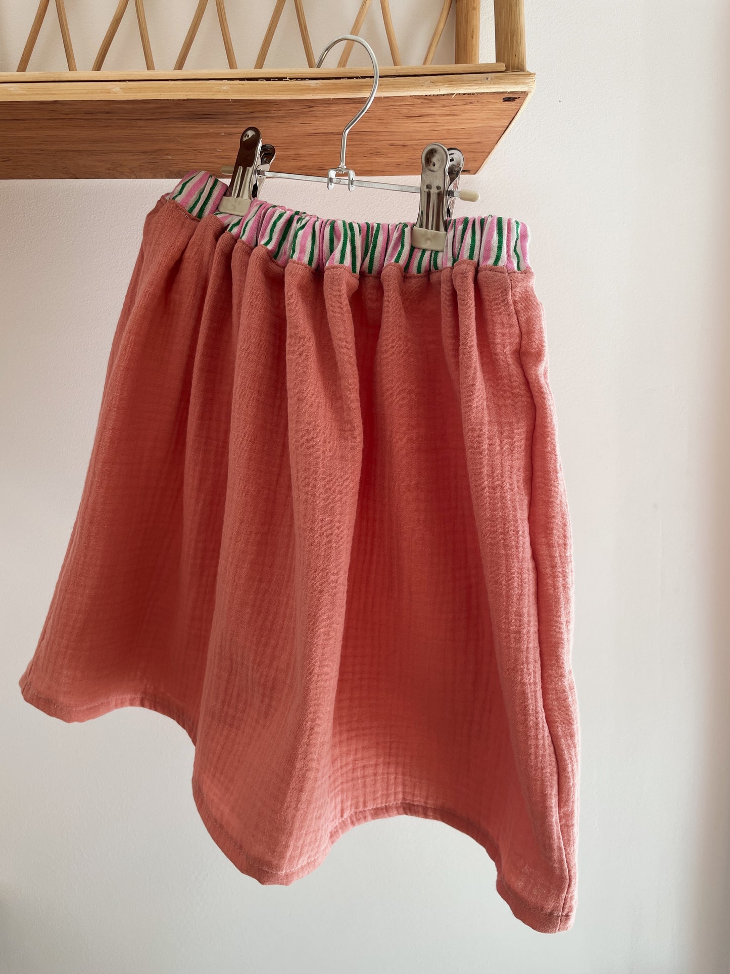 La jupe vieux rose et ceinture rayée (3-6 ans) - PIÈCE UNIQUE