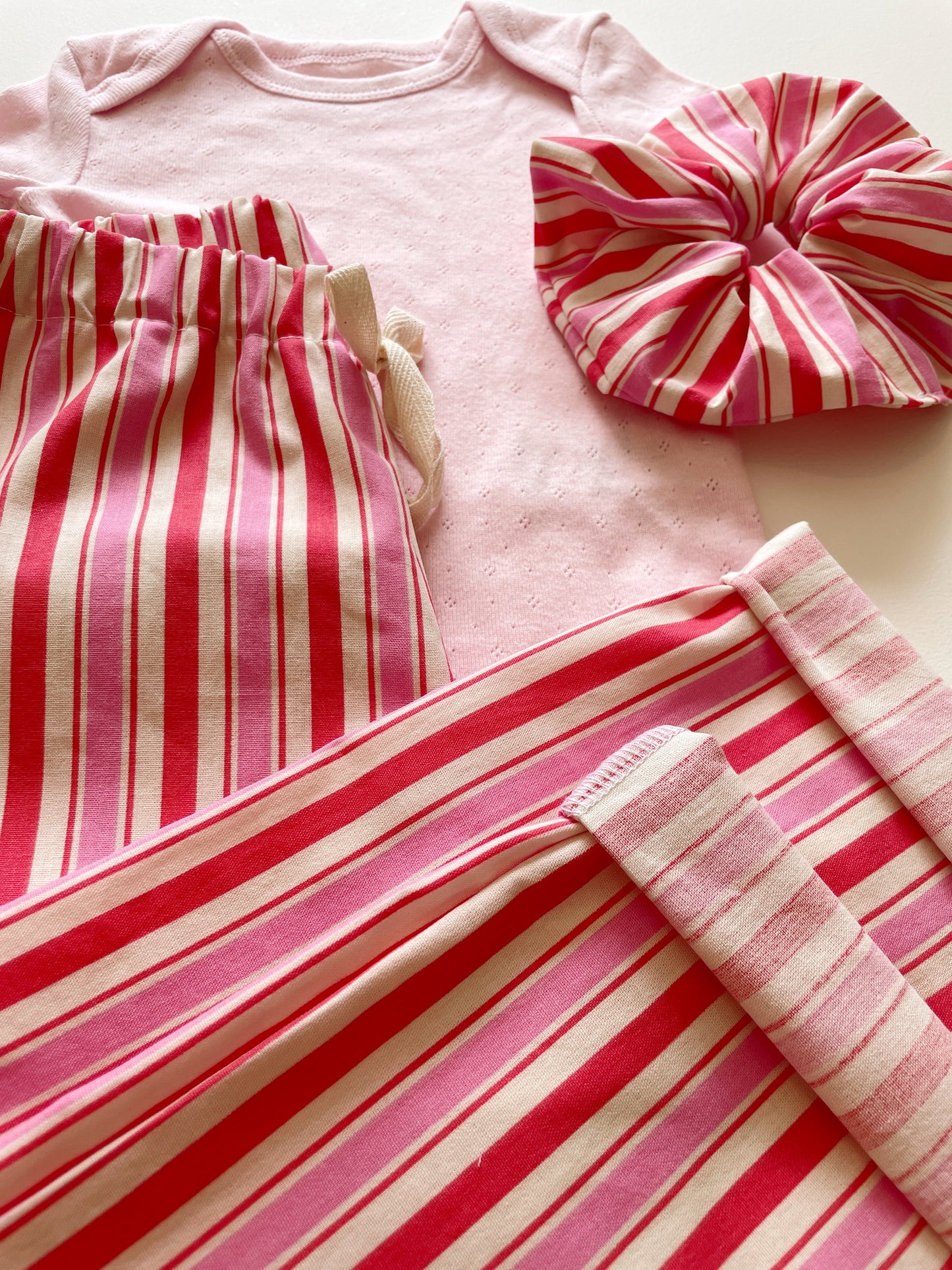 Félix, le pantalon bébé et enfant (0-6 ans) "Rayé Rose Rouge"
