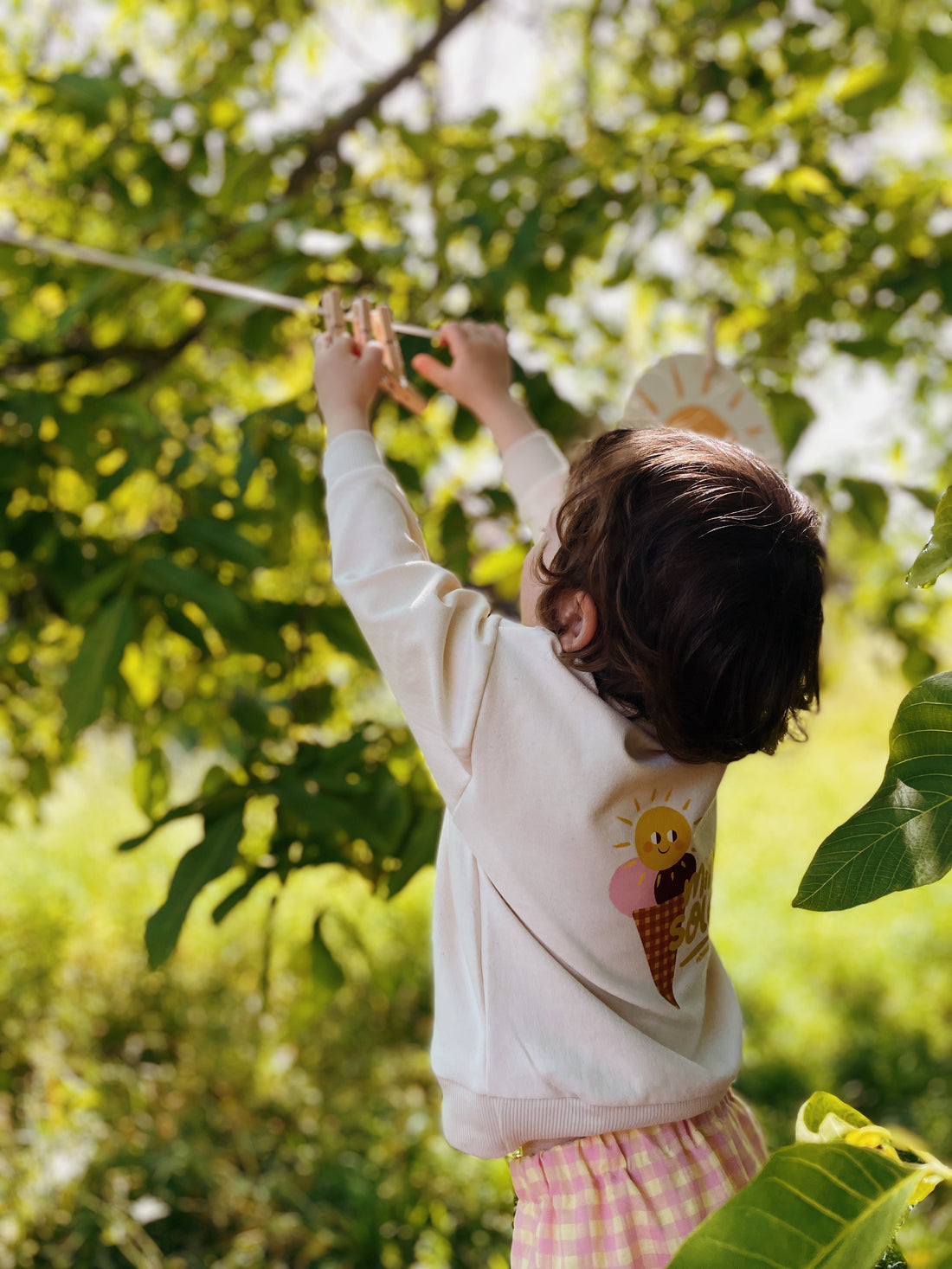 Comment choisir des vêtements bébé vraiment faciles à vivre au quotidien ?