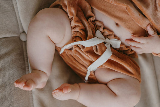 Vêtements bébé fabriqués en France : pourquoi c’est un vrai choix de société (et pas qu’un argument marketing)