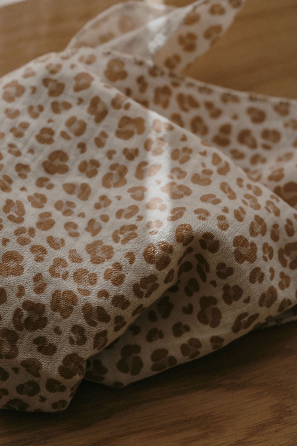 PIERROT, le foulard (double gaze "léopard latte")