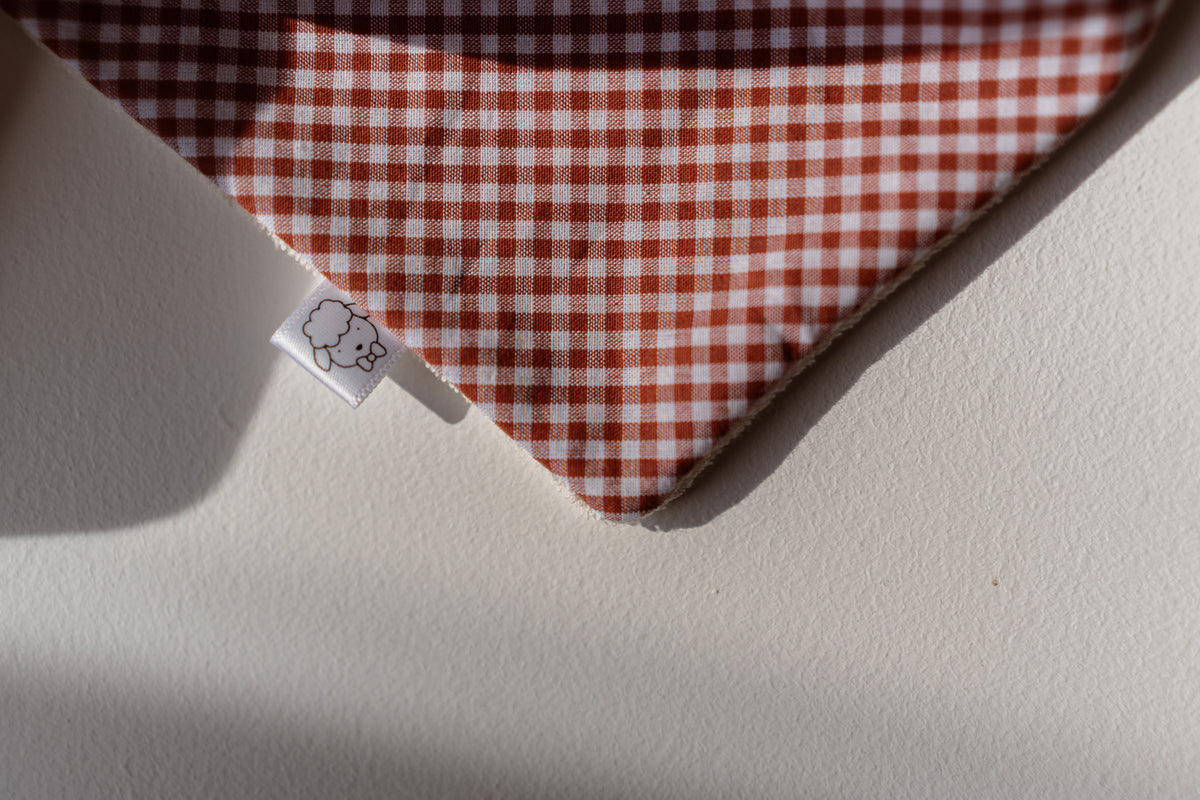 Marcel, le bavoir bandana bébé (0-2 ans) "vichy rouge framboise"
