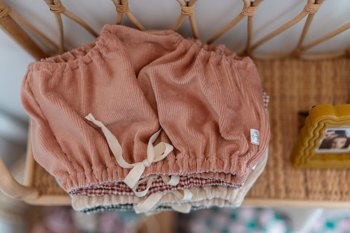 Capucine, la culotte bouffante bébé et enfant (0-4 ans) "velours milleraies rose"