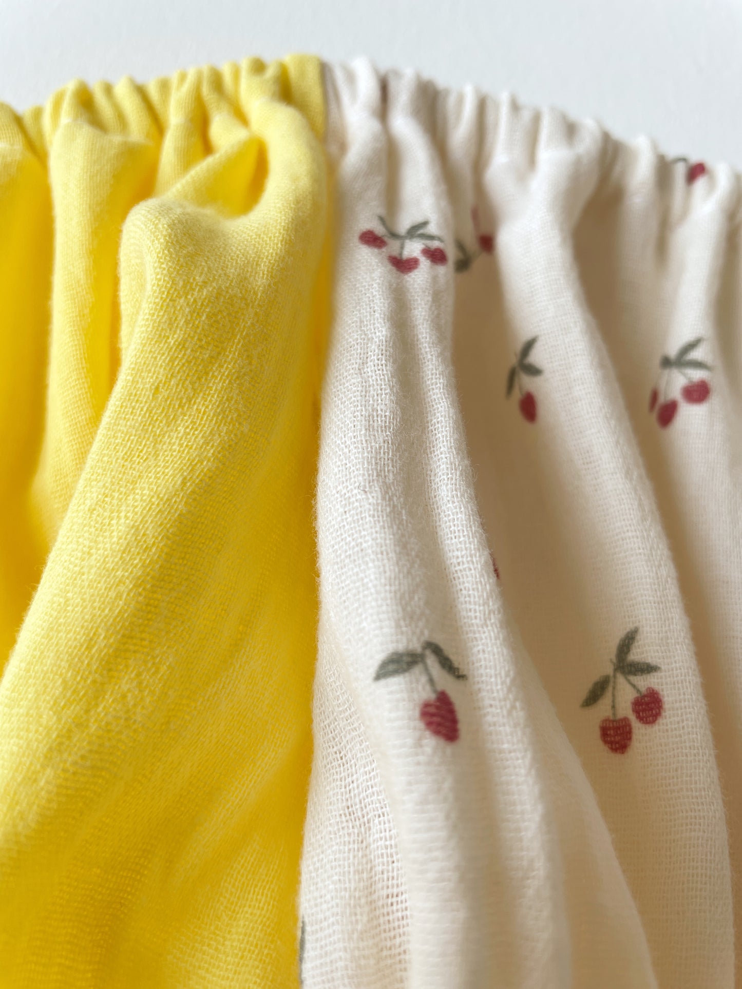 Capucine, la culotte bouffante "bi-goût jaune+cerises" (18-24m) - PIÈCE UNIQUE