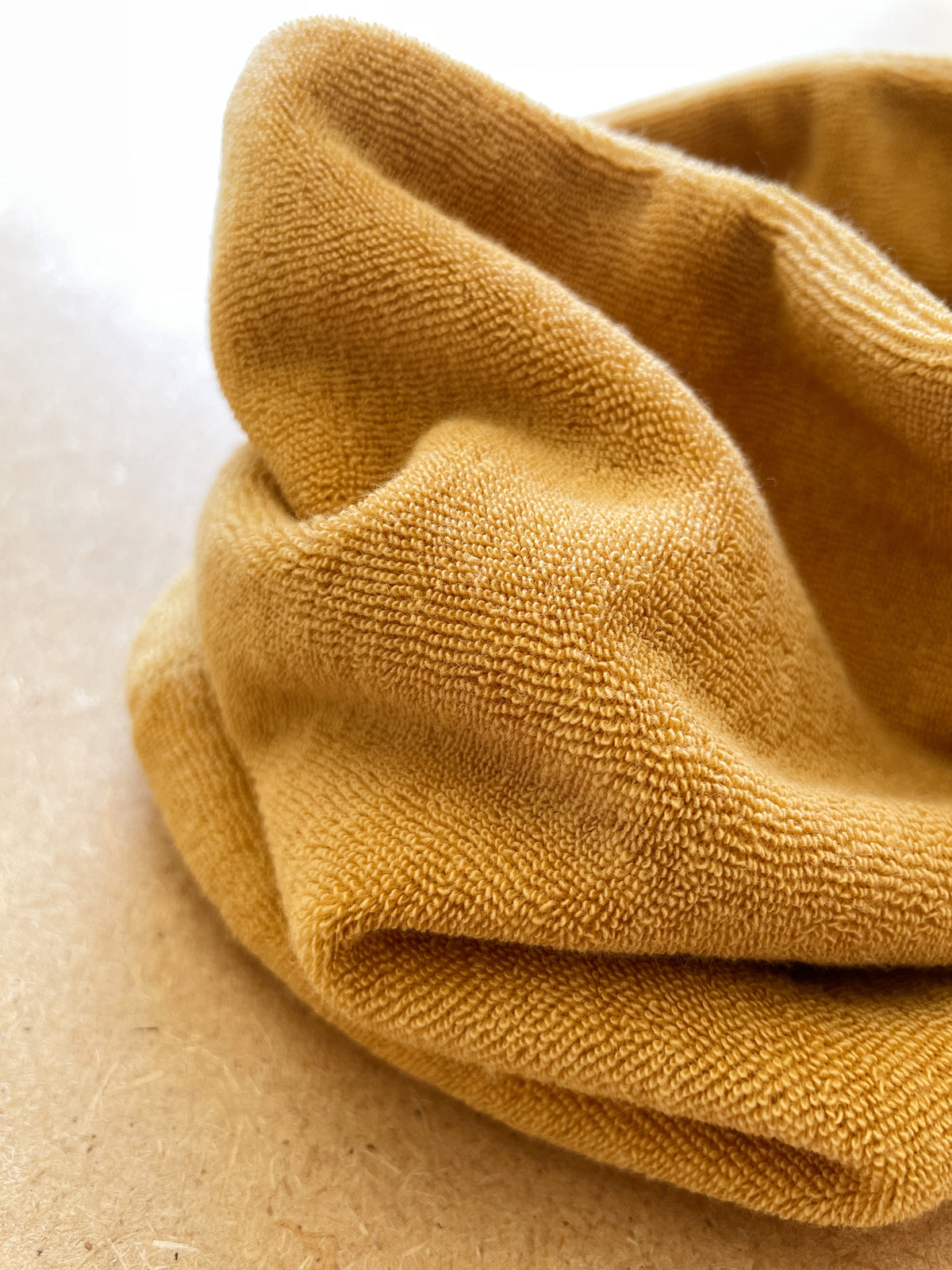 Martin, le snood bébé et enfant (1-6 ans) "éponge moutarde"