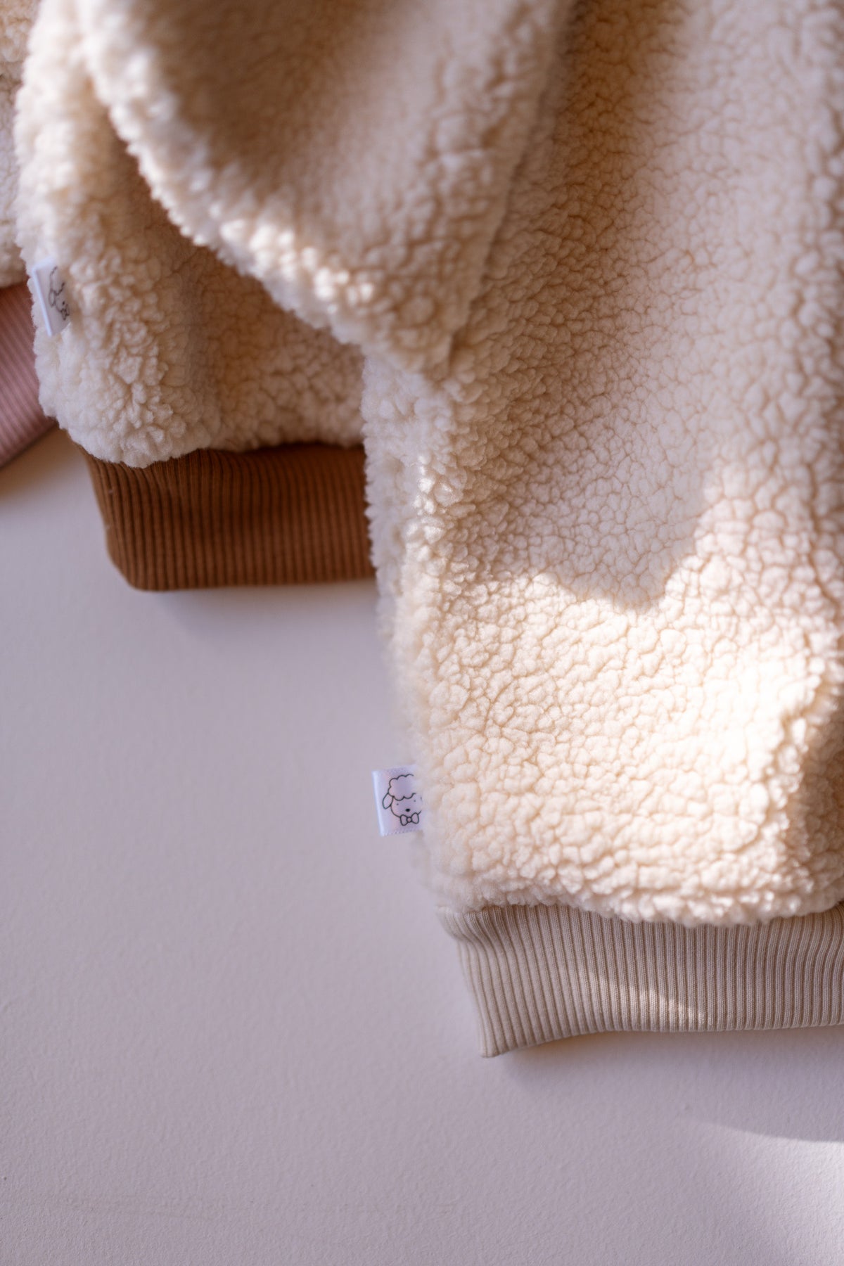 Lulu, le sweat bébé et enfant (0-6 ans) "moumoute et rose"